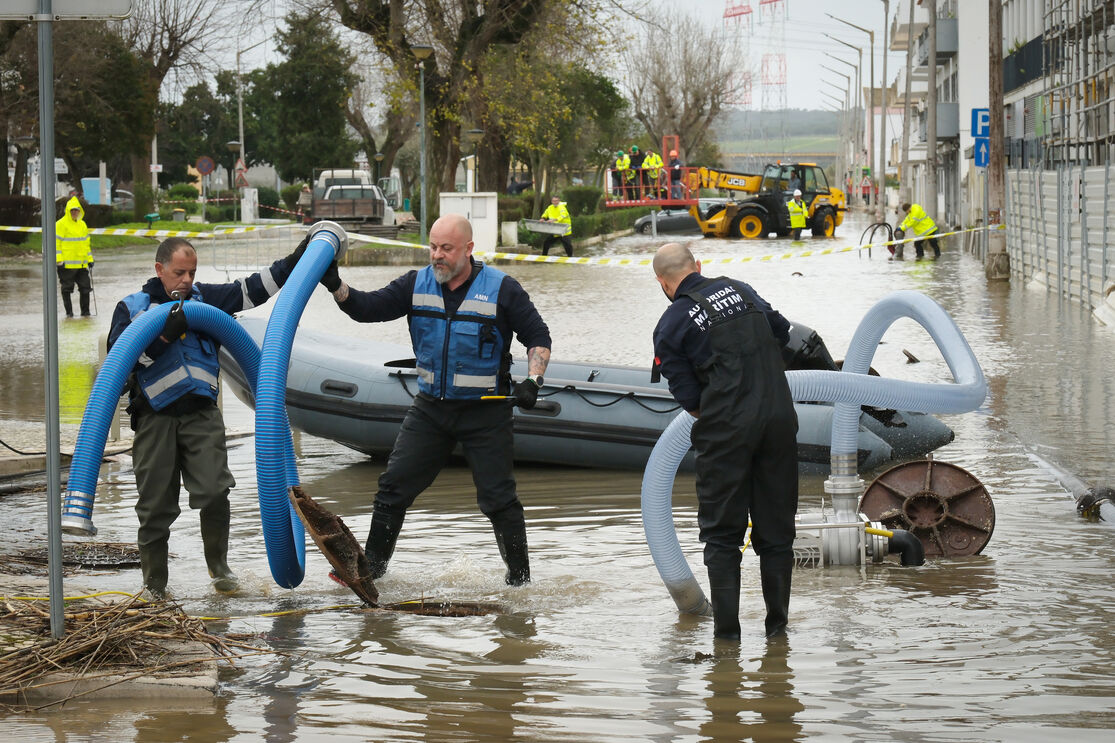 Membros da Autoridade Maritima montam material para bombar a água que se acumulou em Alcácer do Sal,