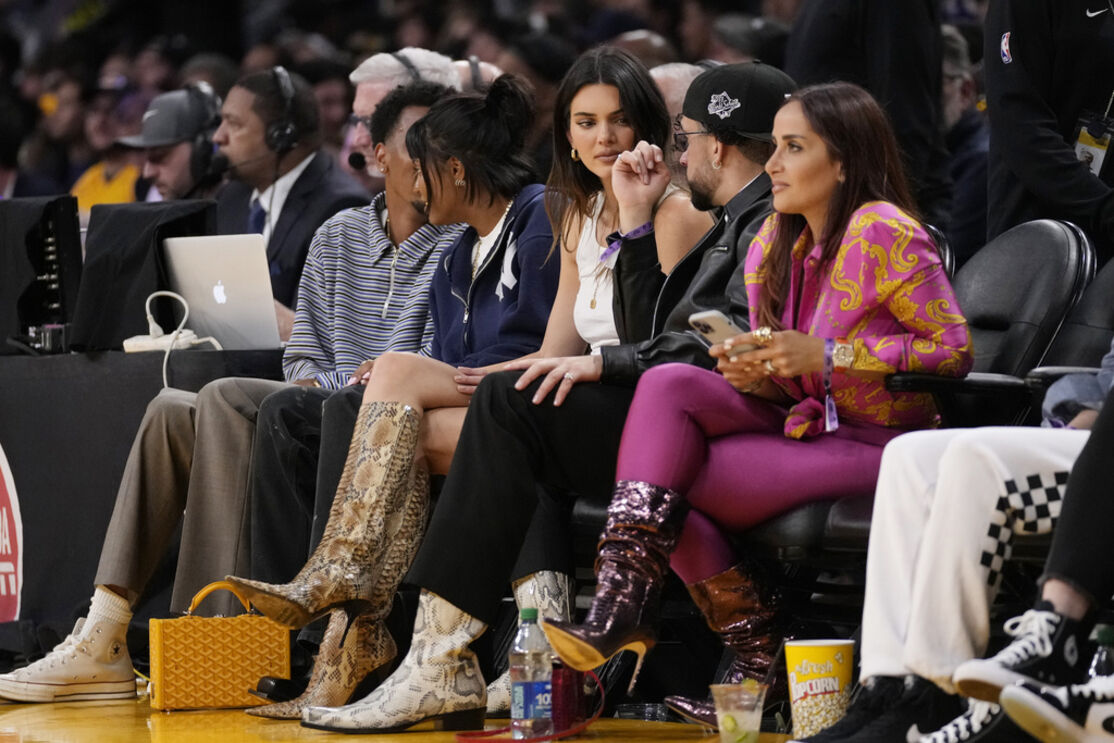 Bad Bunny com a ex-namorada Kendall Jenner a assistir a um jogo de basquetebol da equipa Los Angeles Lakers