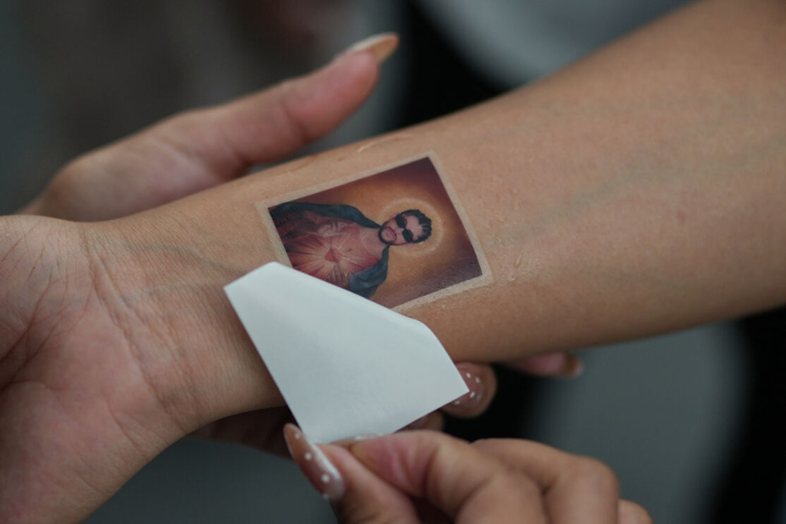 Uma fã de Bad Bunny com uma tatuagem temporária do artista nos seus espetáculos em Porto Rico