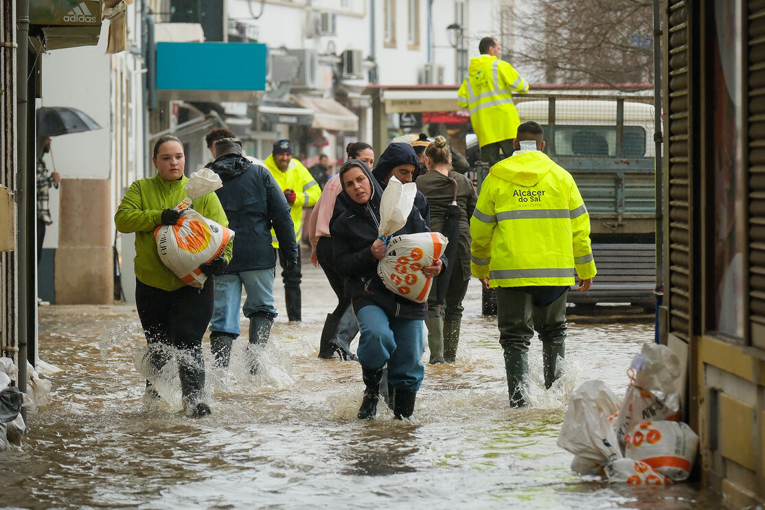 O Rio Sado voltou a galgar as margens e inundou a Av. dos Aviadores