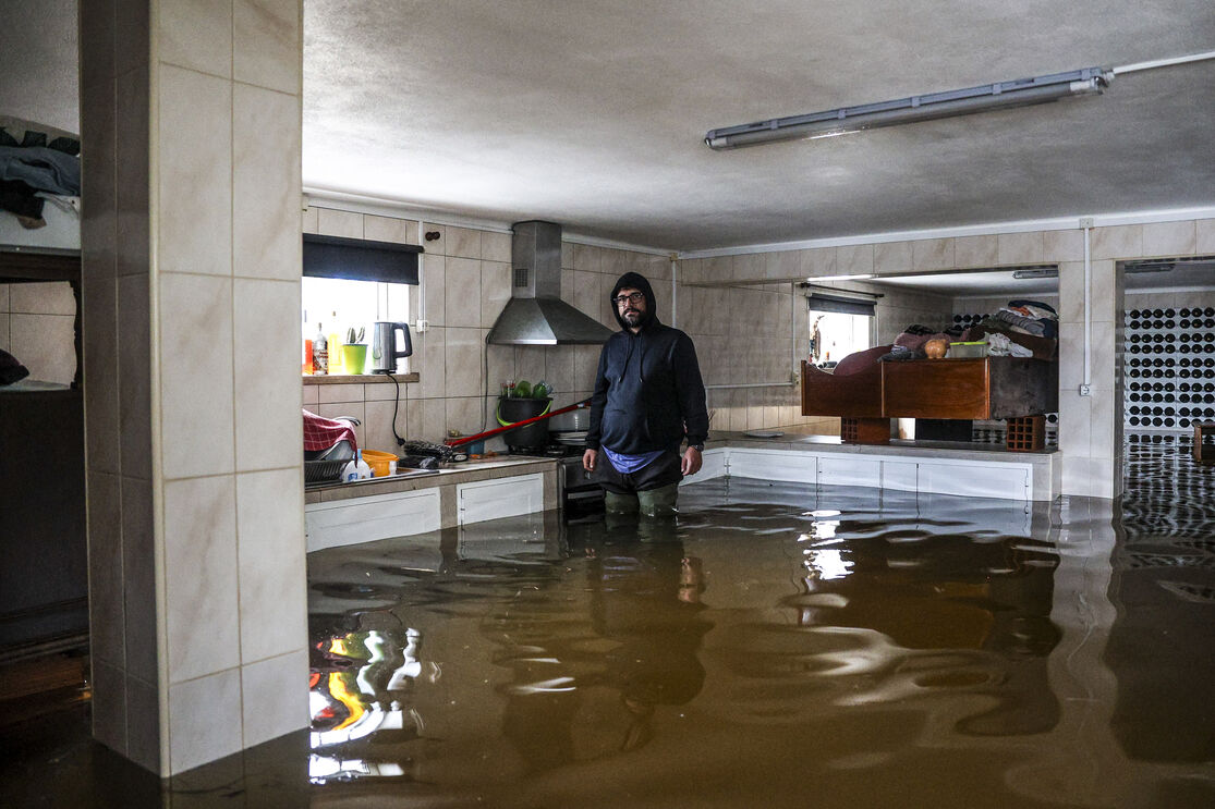 João Paulo Oliveira mostra a inundação do piso inferior da sua casa em Montemor-o-Velh