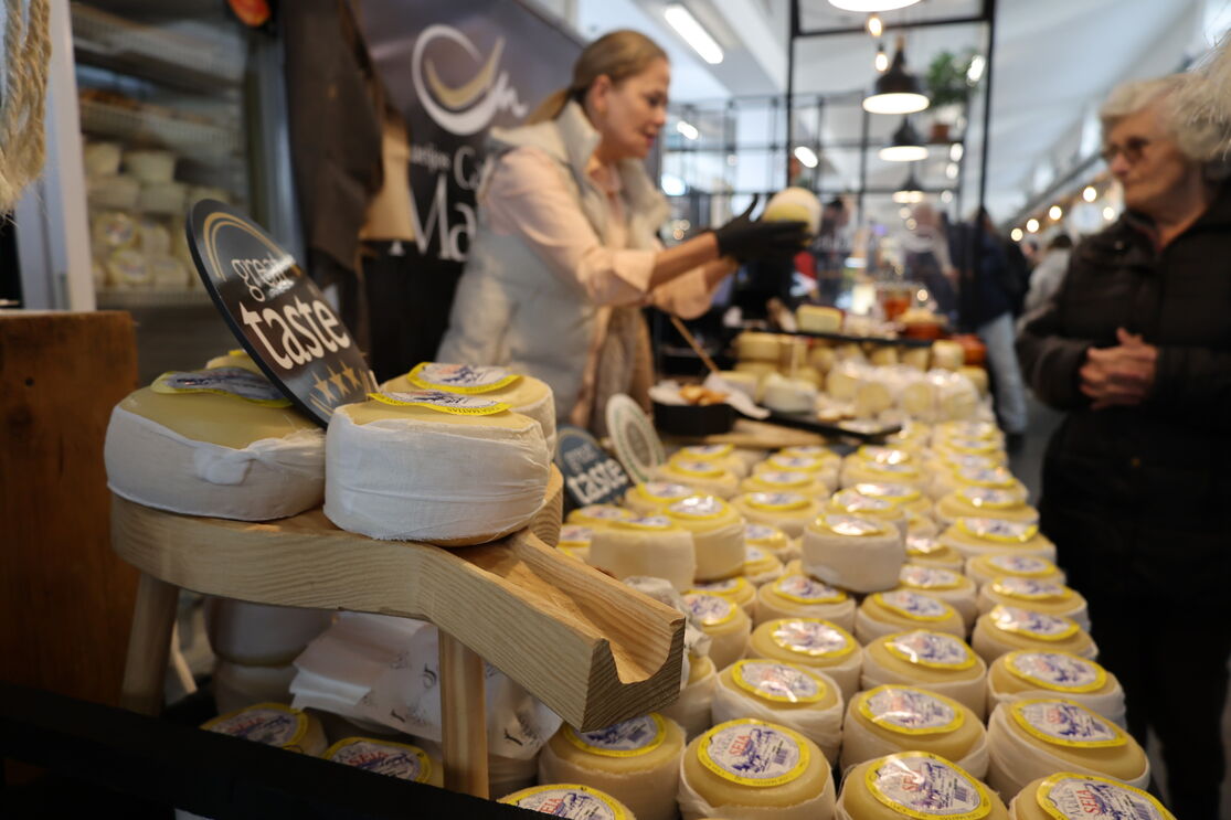 Seia promove queijo de ovelha na feira da Serra da Estrela, destacando o setor