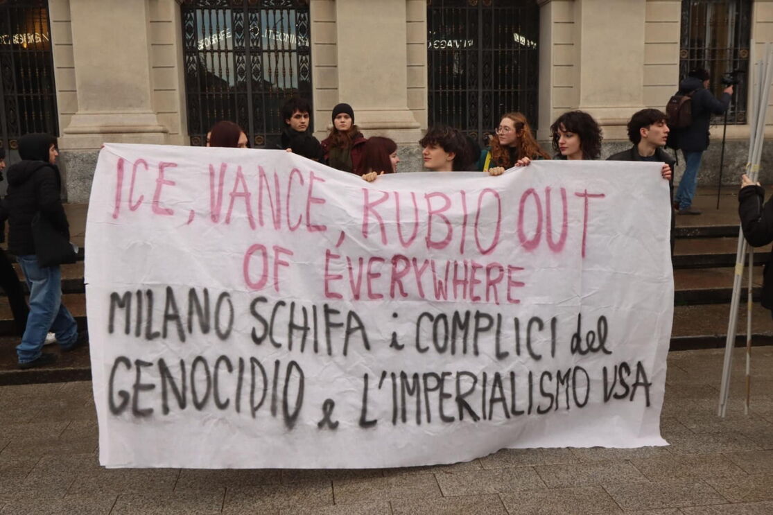 Ruas de Milão com uma multidão que se juntou para contestar a presença de JD Vance nos Jogos de Inverno