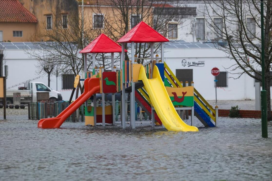 Parque infantil inundado