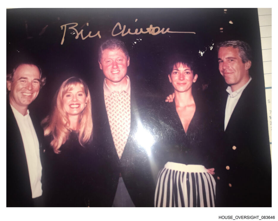 Bill Clinton surge ao lado de Ghislaine Maxwell e Jeffrey Epstein numa fotografia