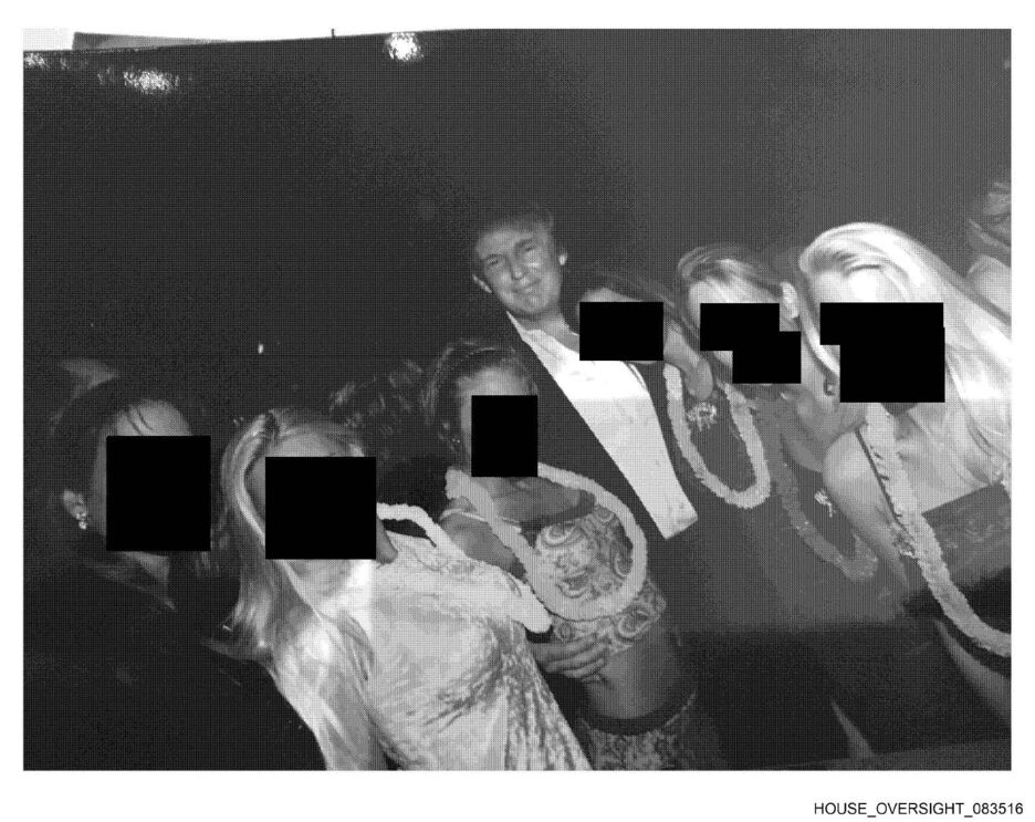 Fotografia de Trump com mulheres, divulgada nos ficheiros de Epstein