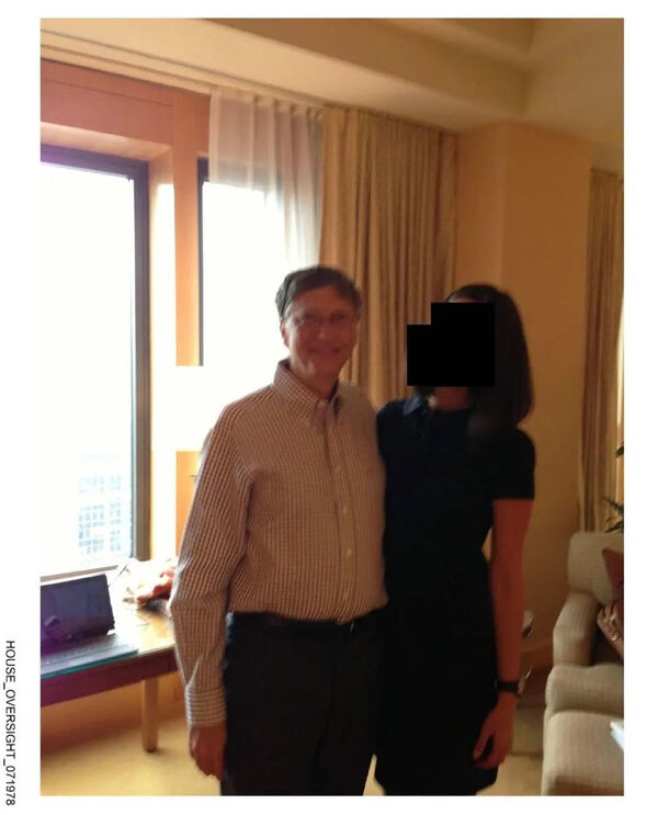 Bill Gates com uma mulher não identificada