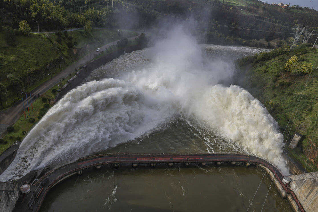Barragem em Coimbra com água a ser libertada após fortes chuvas e mau tempo