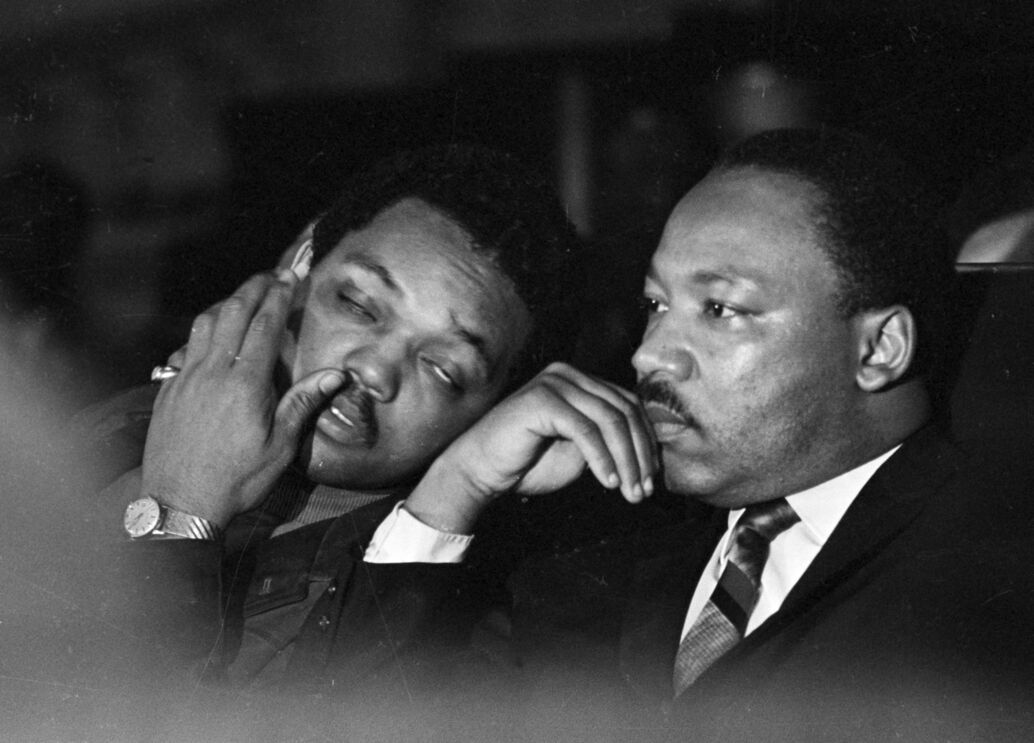 Jesse Jackson, defensor dos direitos civis, ao lado de Martin Luther King Jr.