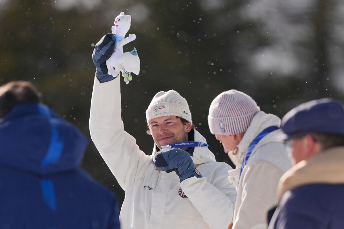 Atleta norueguês celebra pódio nos Jogos Olímpicos de Inverno