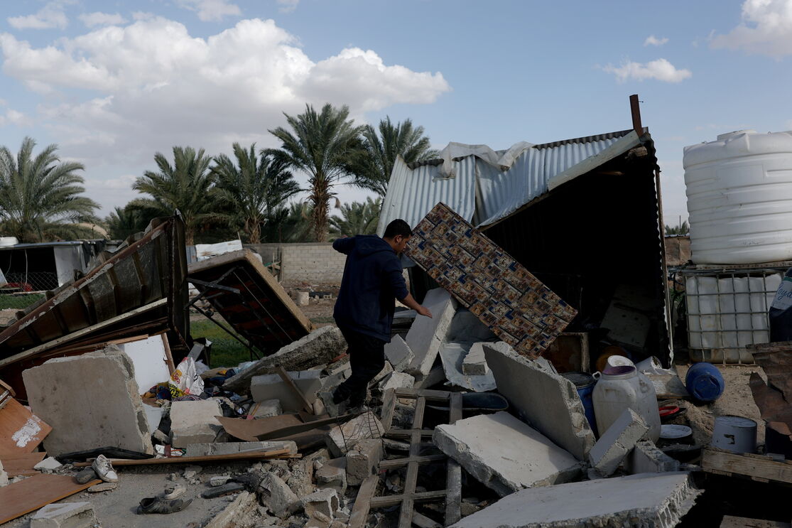 Um homem olha para o que resta da sua casa perto de Jericó, um dia após ser demolida por colonos israelitas.