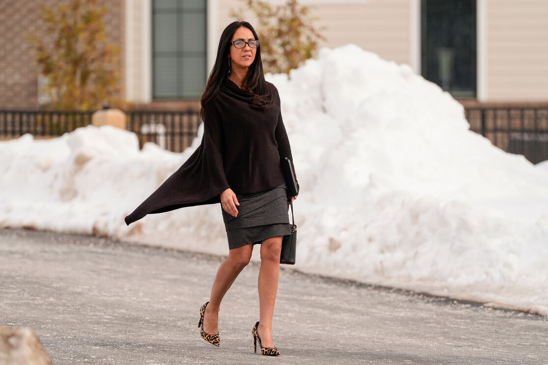 Hillary Clinton nega conhecer Epstein e critica Trump