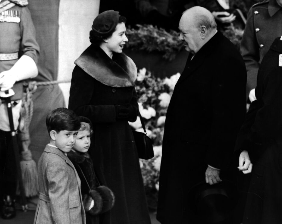 Isabel II conversa com Churchill, enquanto Carlos e Ana aguardam