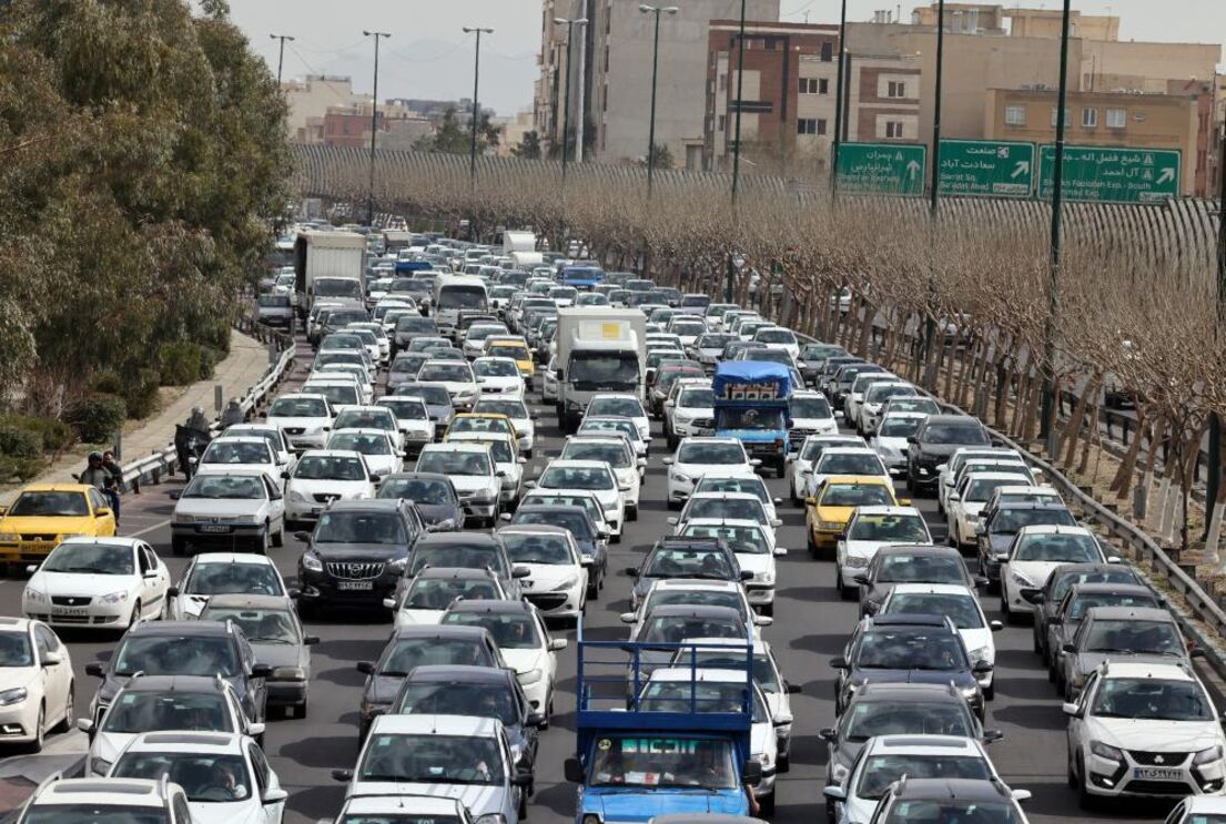 Trânsito compacto à saída de Teerão