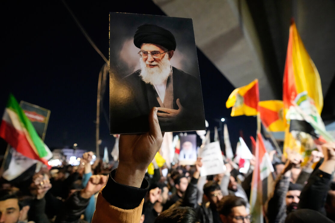 YUm manifestante em Teerão exibe uma forto de Ali Khamenei