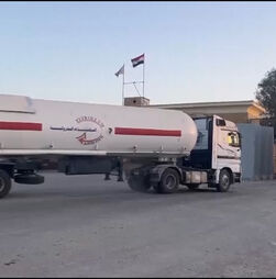 Camiões de ajuda humanitária chegam à fronteira de Gaza após reabertura da passagem de Rafah