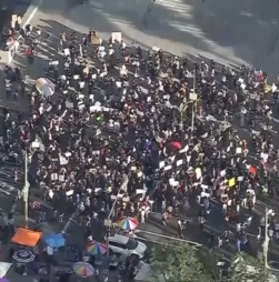 Imagens aéreas mostram multidão em protesto contra o ICE nas ruas de Los Angeles