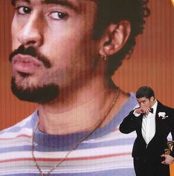 Bad Bunny faz história ao vencer Grammy de Álbum do Ano com disco em espanhol
