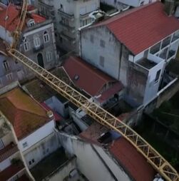 Imagens de drone mostram dimensão da grua que caiu sobre cinco prédios na Figueira da Foz