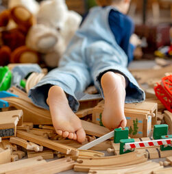 Um miúdo que ande descalço fica doente?