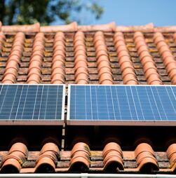 Governo diz que painéis solares apoiados por vouchers terão baterias