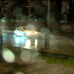 Chuva não dá tréguas e alaga estrada em Alcântara