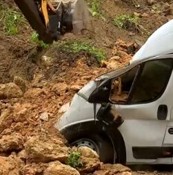 Muro desaba e destrói carrinha em Almada: veja as imagens  