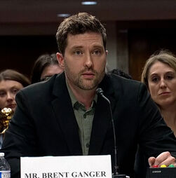 Irmãos de mulher morta a tiro pelo ICE recordam-na no Congresso e pedem ação contra polícia de imigração  