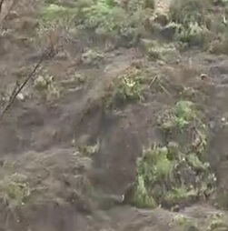 O momento em que encosta da Costa da Caparica desaba parcialmente