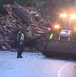 Retroescavadora retira destroços de derrocada em Santa Maria da Feira