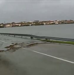 Fuzileiros transportam crianças e adultos que precisam de ir à escola ou ao trabalho na aldeia de Ereira