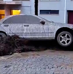 Estrada tomada pela água e fila de carros cobertos de lama: as consequências do mau tempo em Portalegre