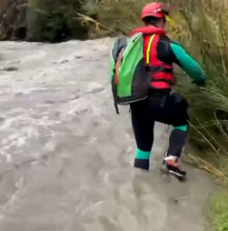 Equipas de resgate procuram mulher desaparecida que terá sido arrastada por rio enquanto salvava cão em Espanha 