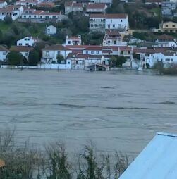 Imagens mostram água às portas da aldeia do Arripiado devido à subida do rio Tejo no concelho da Chamusca