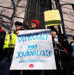 Centenas manifestam-se contra os despedimentos no Washington Post