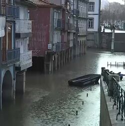 Sapadores do Porto colocam barco nas ruas inundadas para a população conseguir sair de casa em Miragaia