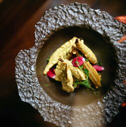 Oven celebra o amor com fine dining e música ao vivo