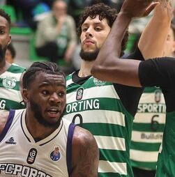 FC Porto condena 'insultos racistas' a dois dos seus jogadores no clássico com o Sporting