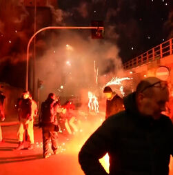 Polícia italiana lança gás lacrimogéneo após confrontos junto a recinto olímpico em Milão 