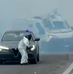 O momento em que grupo assalta carrinha de valores numa autoestrada italiana