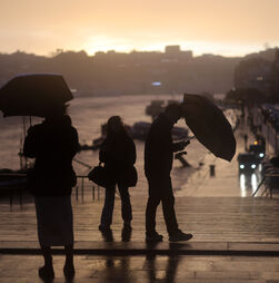 Seis distritos do Norte e Centro sob aviso laranja de chuva esta terça-feira devido ao mau tempo