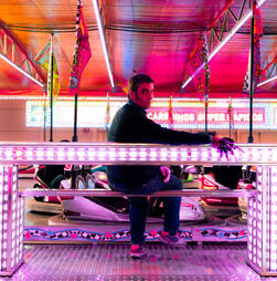 No palco do São Luiz, Freddy Krueger, dores queer e a adolescência vista pelo retrovisor