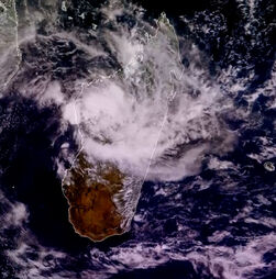 Imagens de satélite mostram ciclone Gezani a atravessar Madagáscar. Há pelo menos 20 mortos