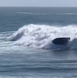 O momento em que barco é ‘engolido’ por onda na Califórnia