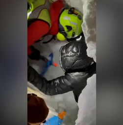 O momento em que homem é resgatado após ser atingido por avalanche no norte de Itália