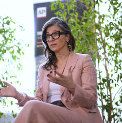 Estados europeus exigem destituição de Francesca Albanese. Artistas defendem-na