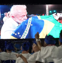 Escola de samba homenageia presidente Lula da Silva e lança polémica no Brasil