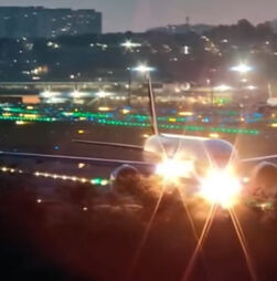 O momento em que avião com destino a Lisboa trava bruscamente para abortar descolagem em São Paulo no Brasil