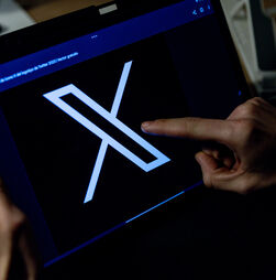Rede social X volta à normalidade após falha nos serviços a nível mundial