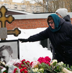 Mãe de Alexei Navalny diz que sempre soube que o filho foi 'assassinado'